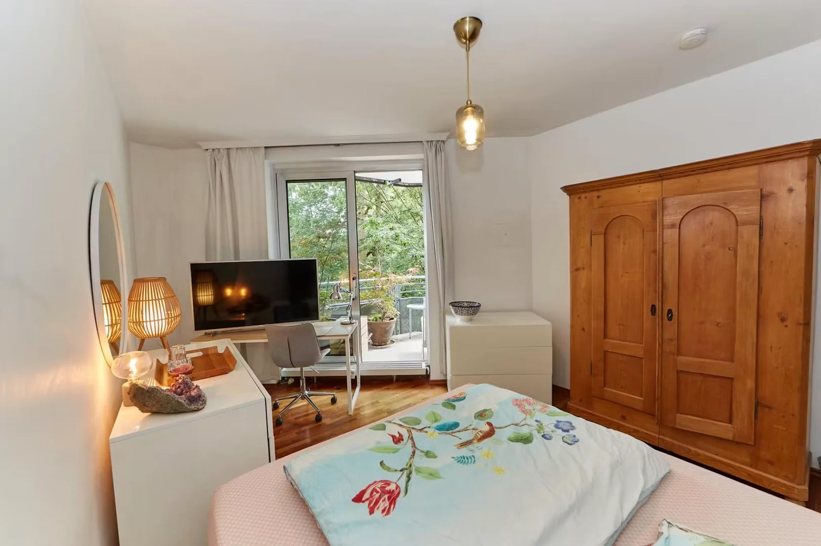 Quarto acessível para estudantes com iluminação ampla em