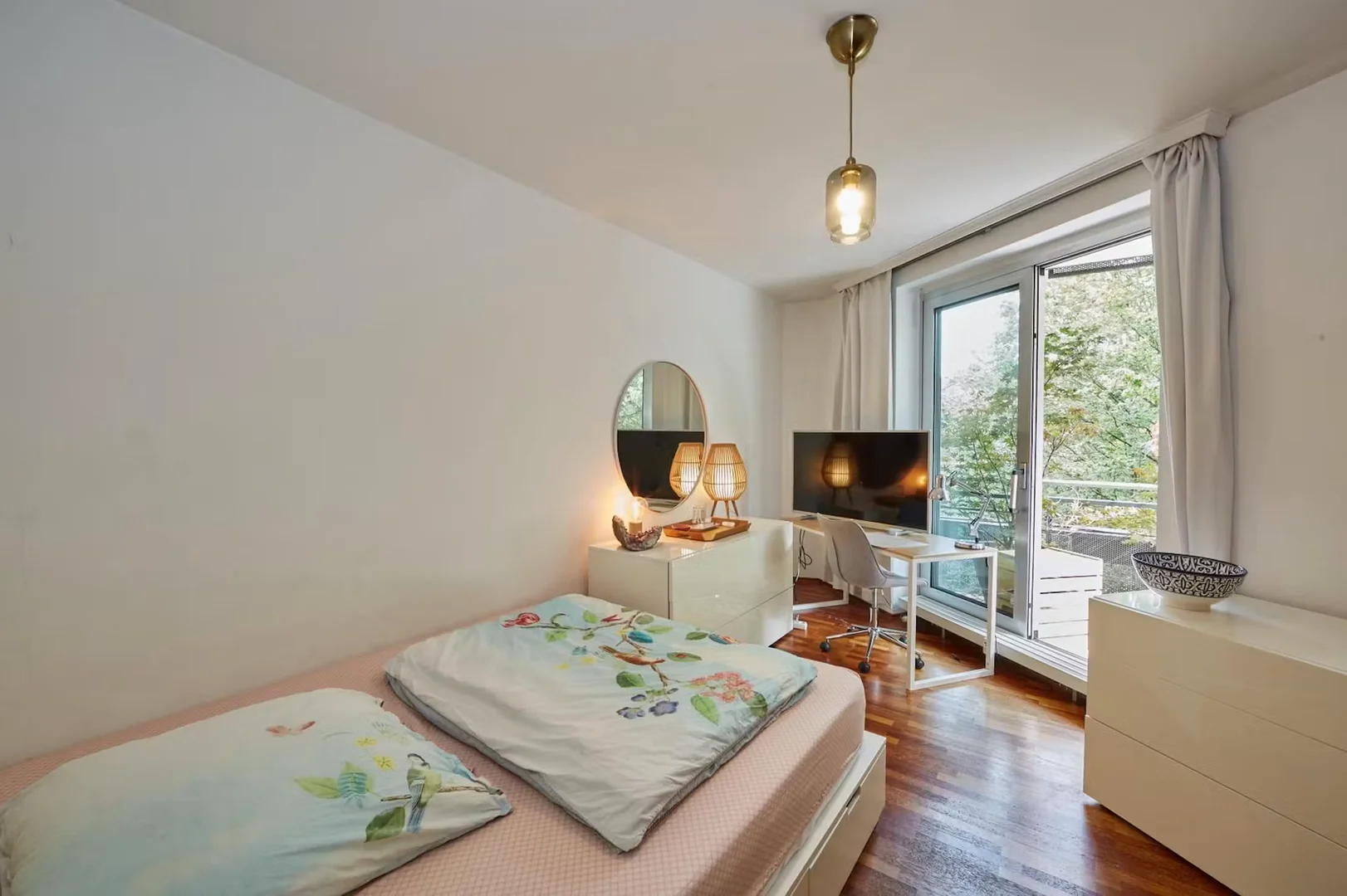 Quarto de estudante em com área de estudo e instalações partilhadas