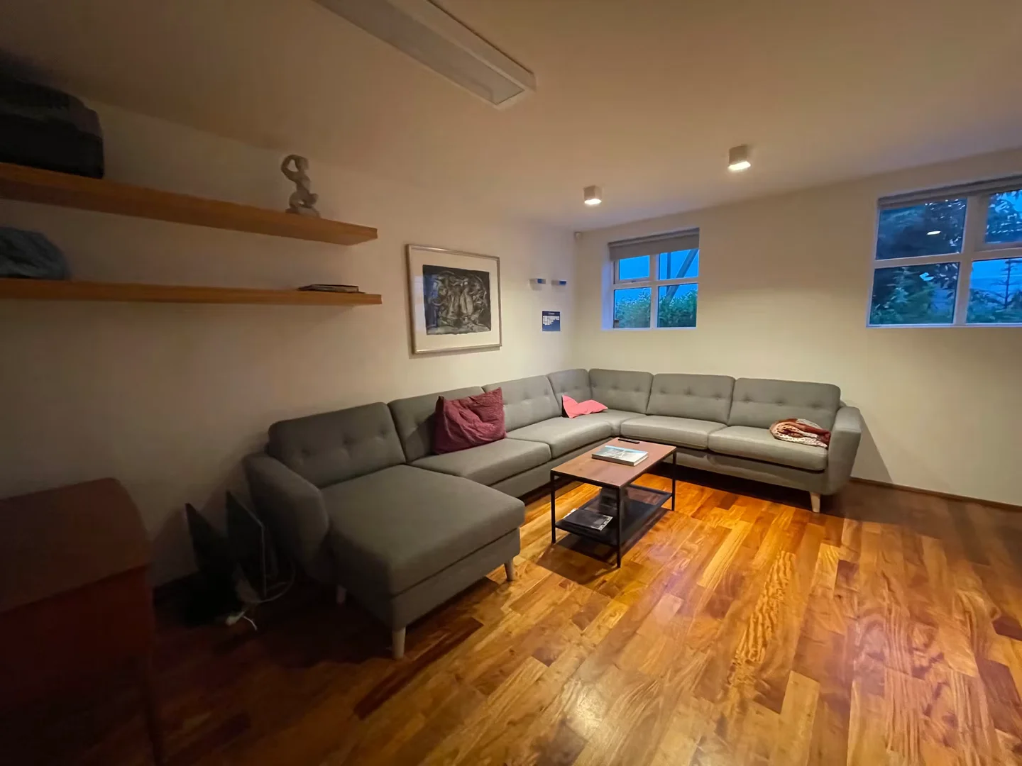 Habitación estudiantil luminosa y aireada con fácil acceso a la universidad en 