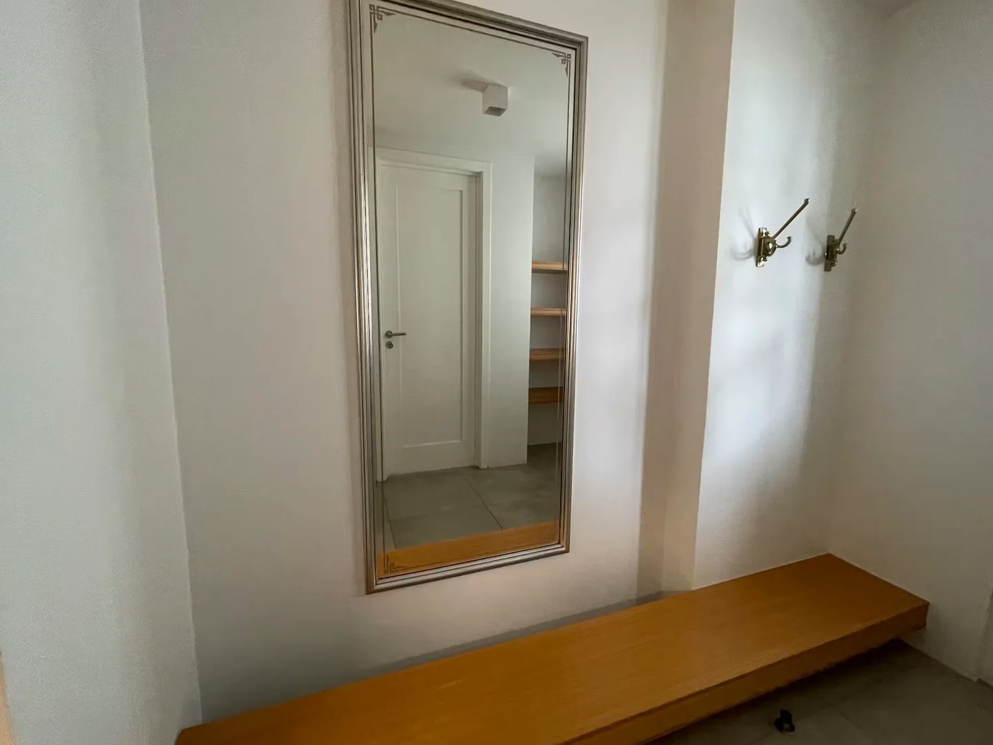 Habitación estudiantil funcional perfecta para estudiar en 