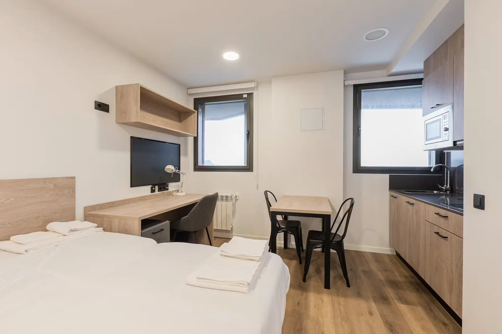 Quarto acessível para estudantes com iluminação ampla em