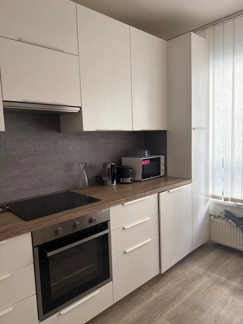 Bright and airy student room with easy university access in 