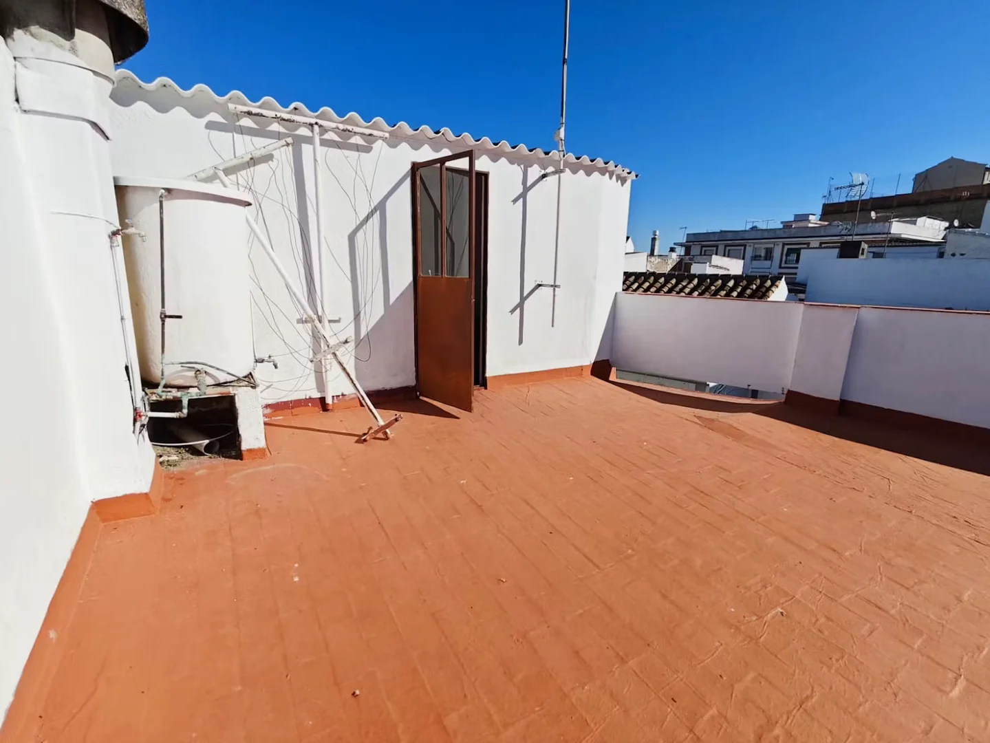 Habitación estudiantil luminosa y aireada con fácil acceso a la universidad en 