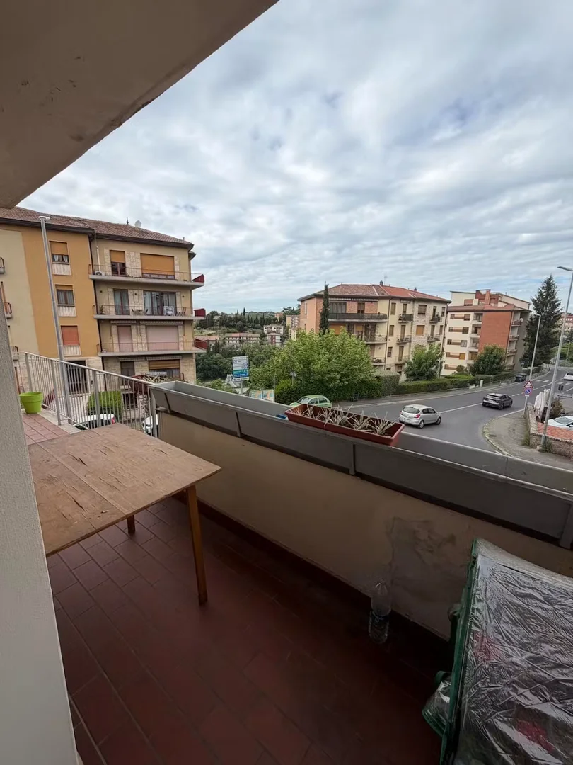 Habitación estudiantil luminosa y aireada con fácil acceso a la universidad en 