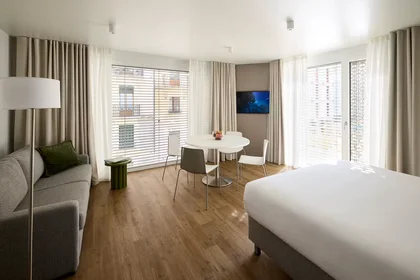 Appartamento intero in Rue du Jura, Grottes, immagine 1 di 10