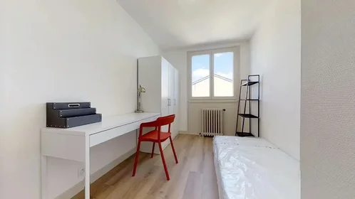 Chambre privée à Rue Saint-Agnan, 8th Arrondissement, image 1 de 5
