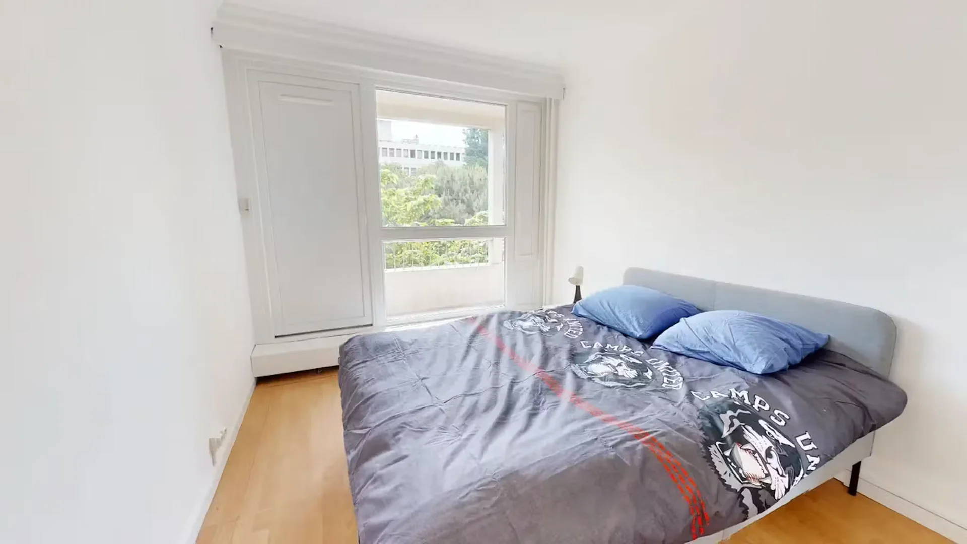 Chambre d'étudiant lumineuse et aérée avec accès facile à l'université dans 