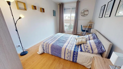 Renting rooms by the month in Saint-etienne