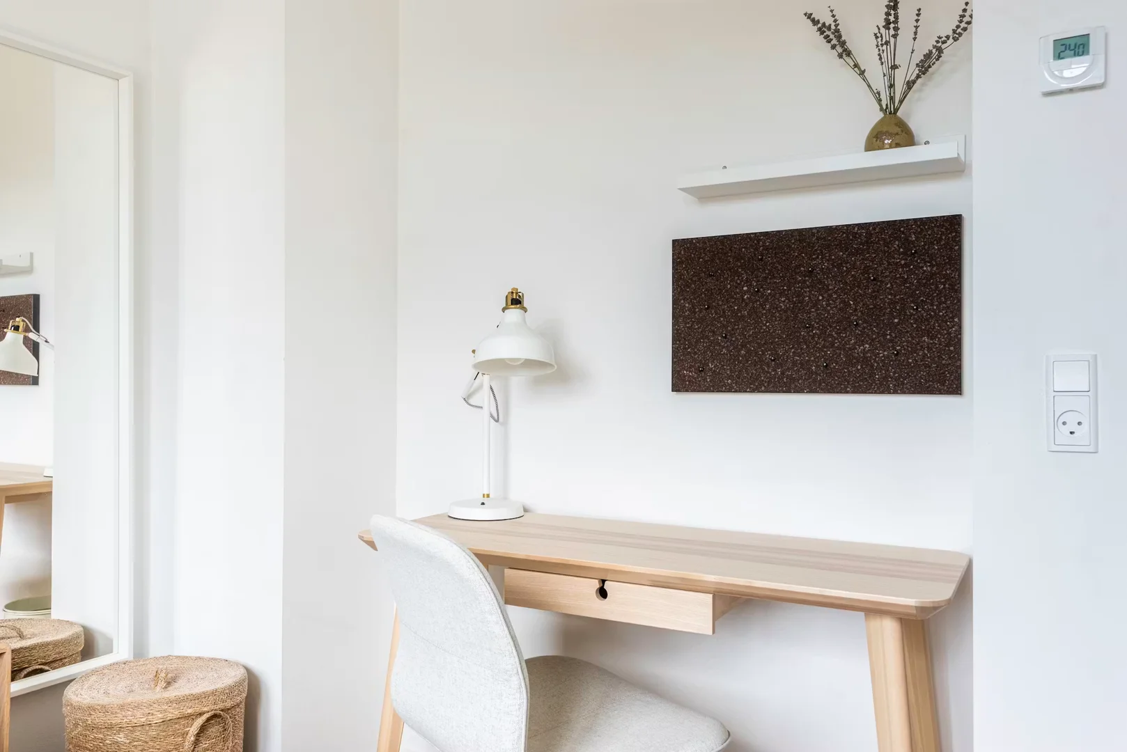 Quarto acessível para estudantes com iluminação ampla em 