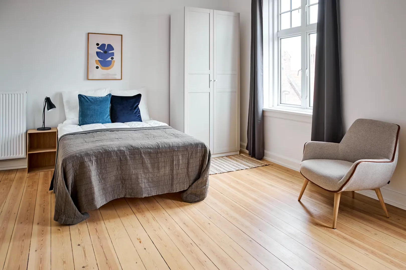 Quarto acessível para estudantes com iluminação ampla em 