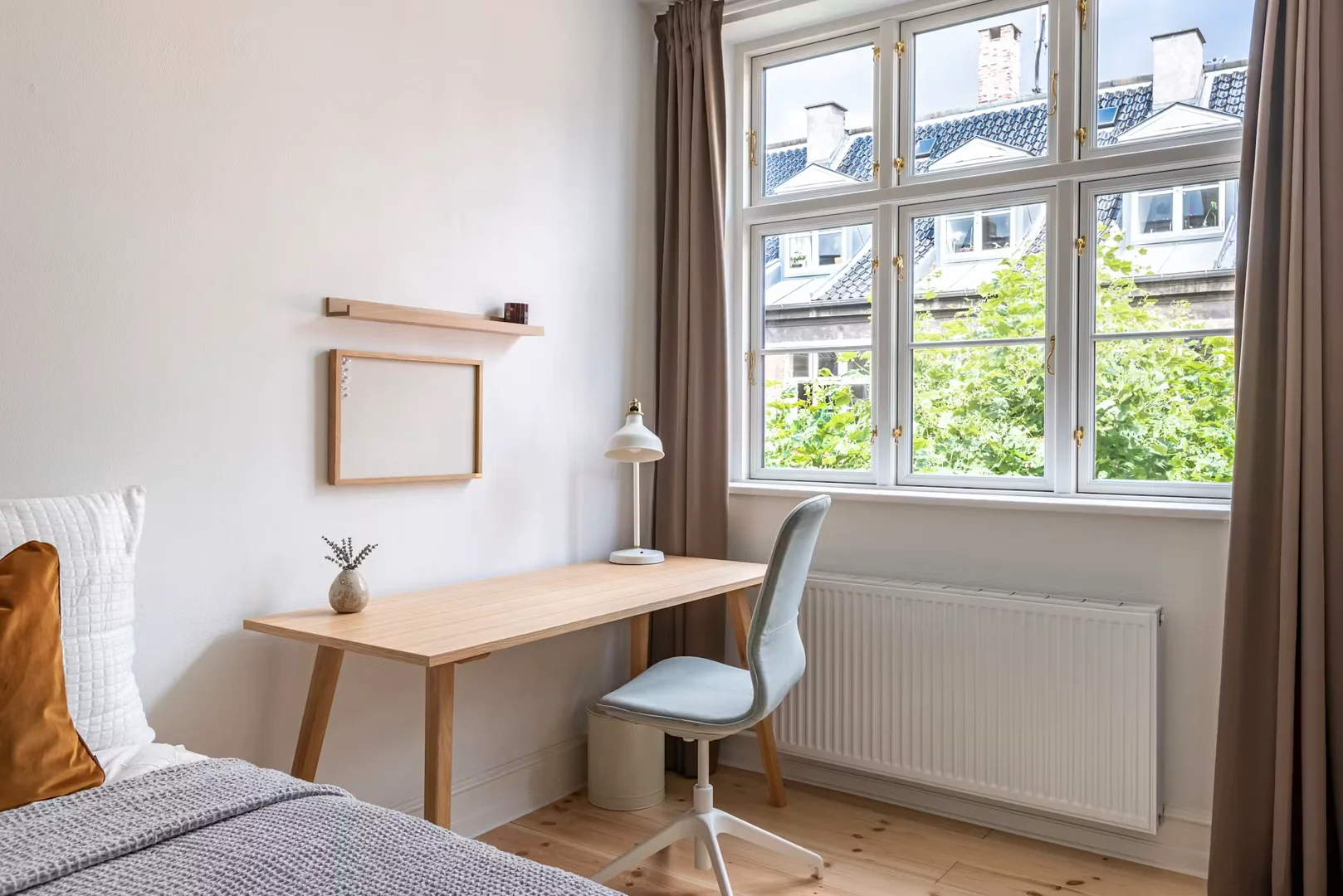 Affordable room for students with ample lighting in 
