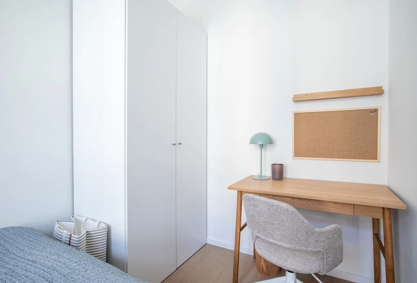 Bright and airy student room with easy university access in 