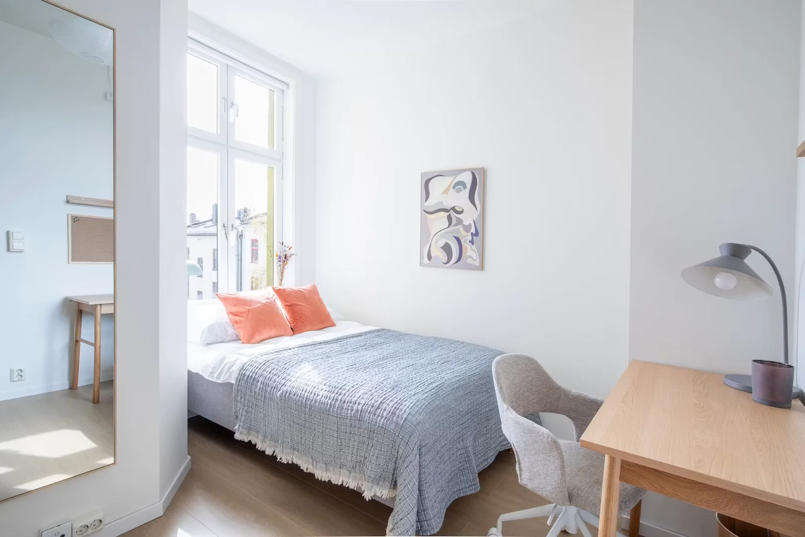Habitación estudiantil funcional perfecta para estudiar en 