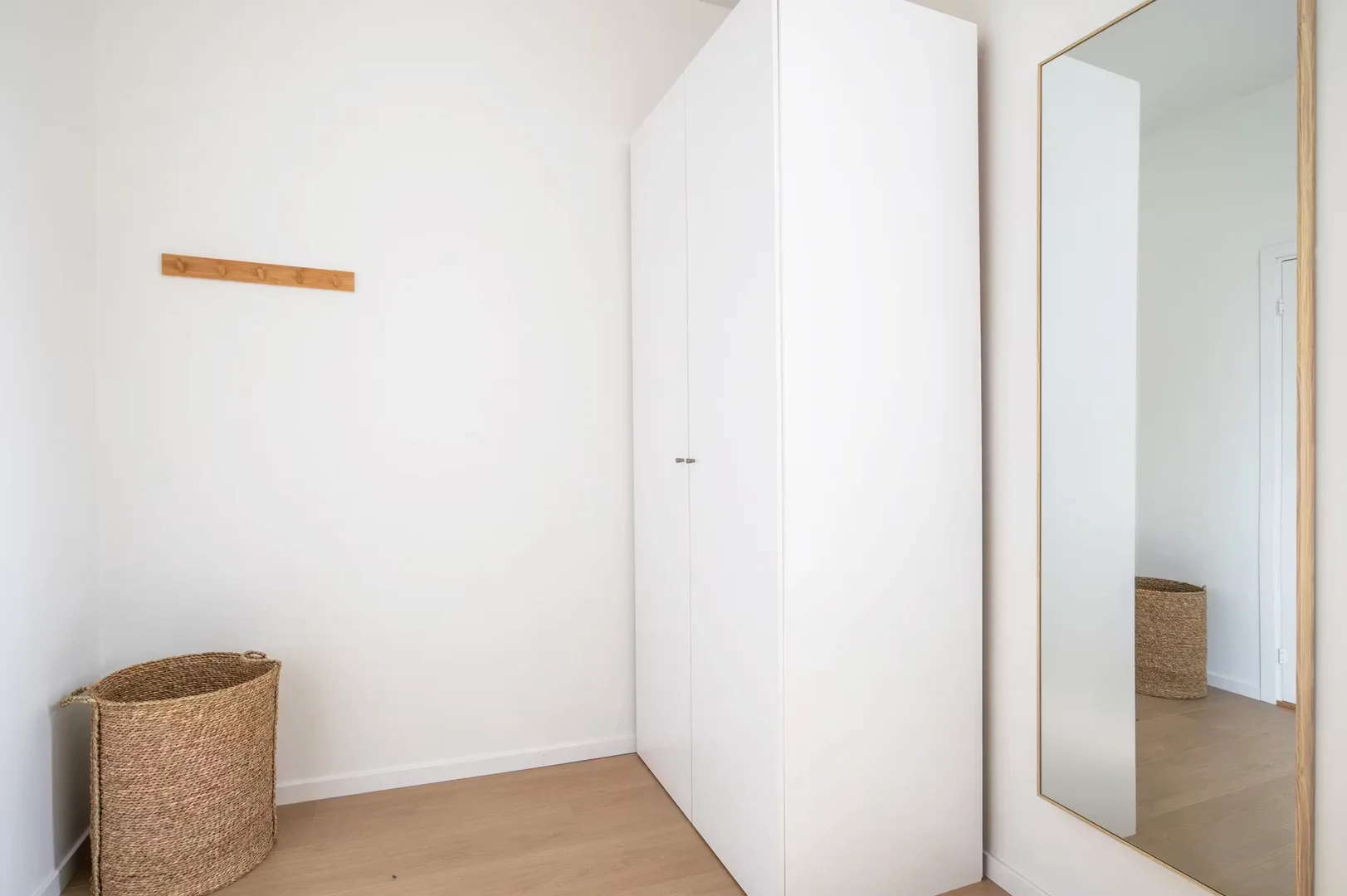Habitación estudiantil funcional perfecta para estudiar en 