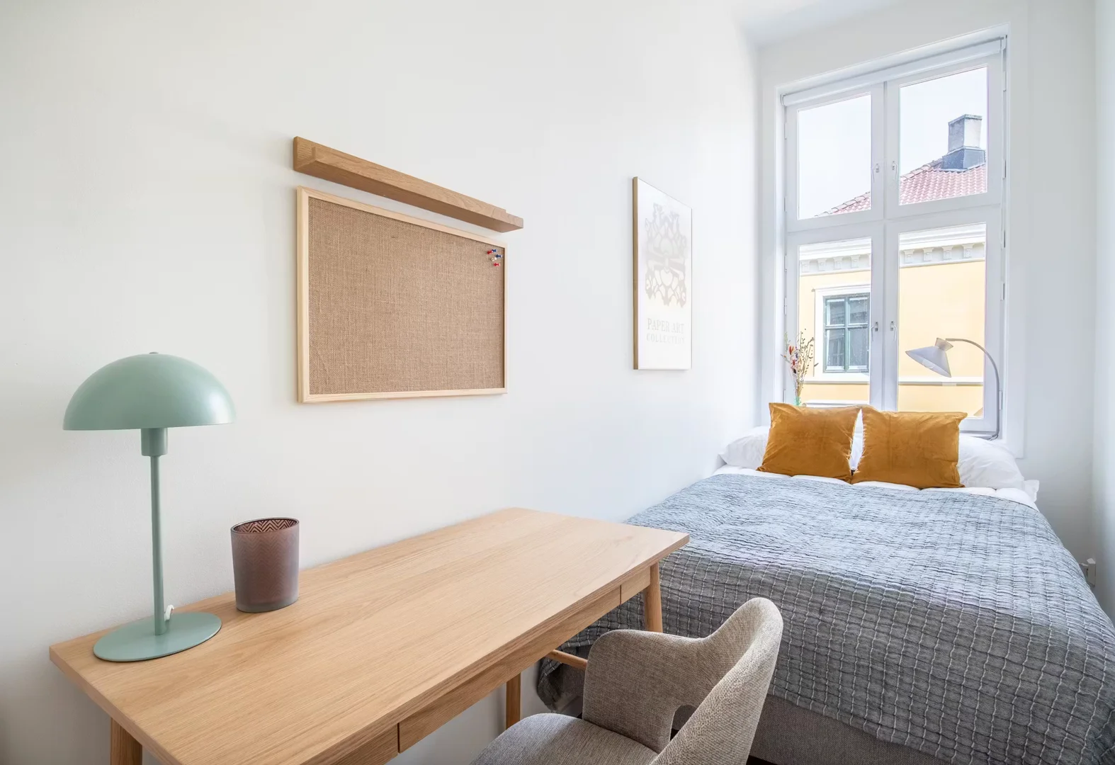 Habitación estudiantil funcional perfecta para estudiar en 