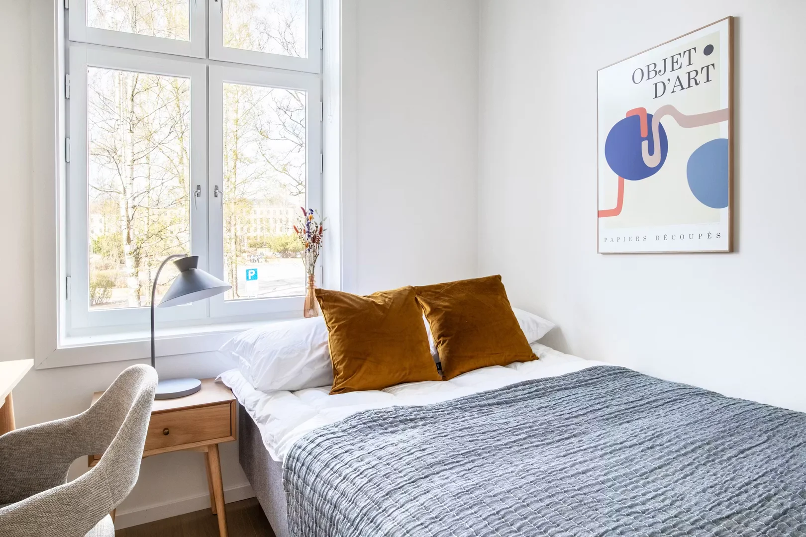 Habitación estudiantil funcional perfecta para estudiar en 