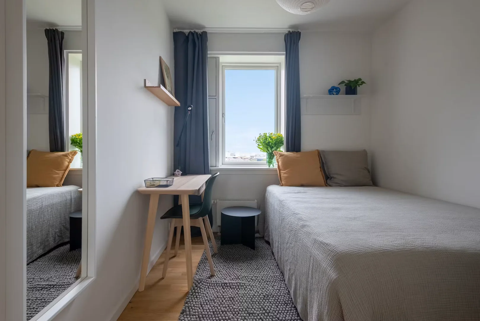 Habitación estudiantil funcional perfecta para estudiar en 