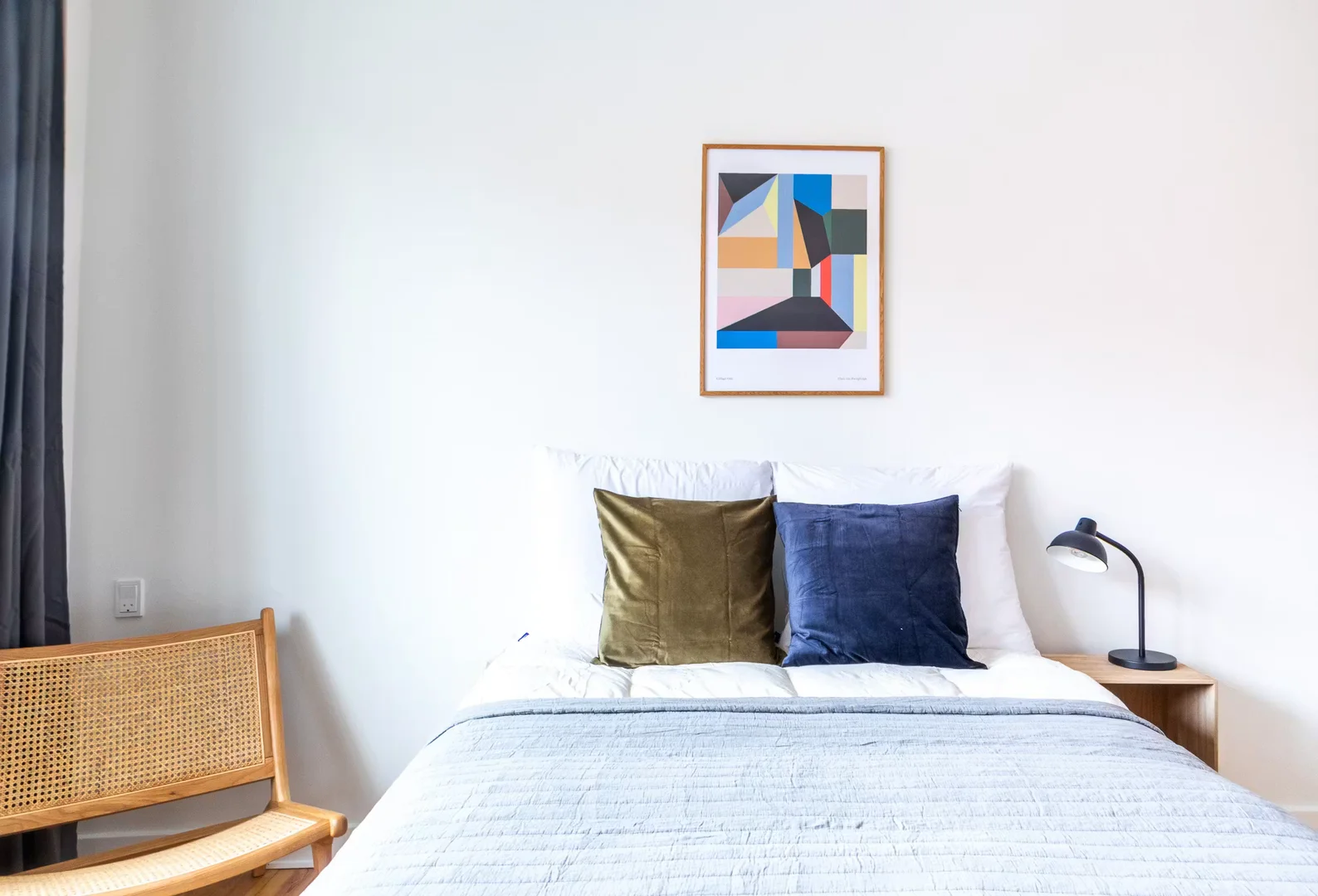Quarto acessível para estudantes com iluminação ampla em 