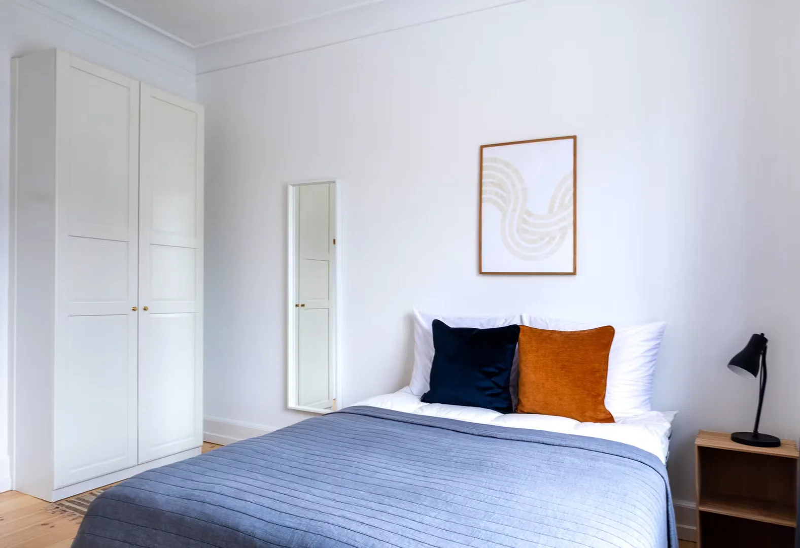 Quarto acessível para estudantes com iluminação ampla em 