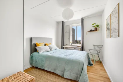 Habitación en alquiler con cama doble {area}