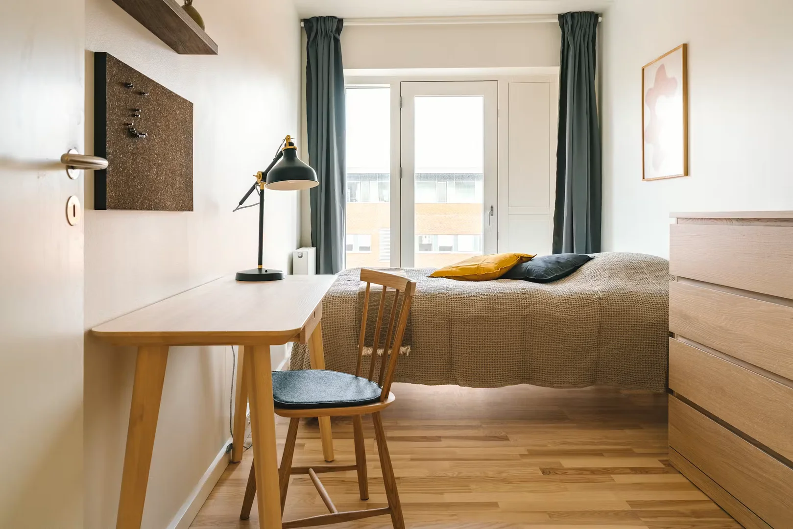 Comfortable and spacious student room in 