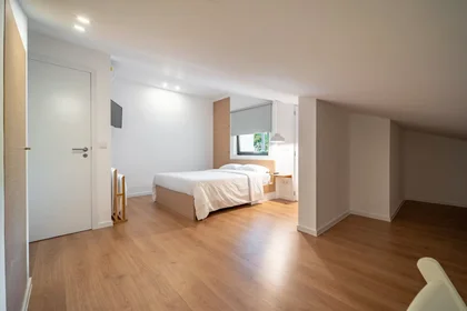 Chambre privée à Rua da Estrada Nova, , image 2 de 10