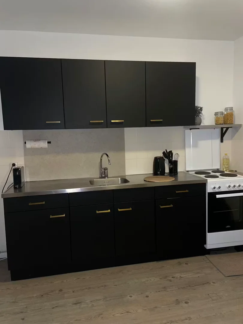 Habitación estudiantil luminosa y aireada con fácil acceso a la universidad en