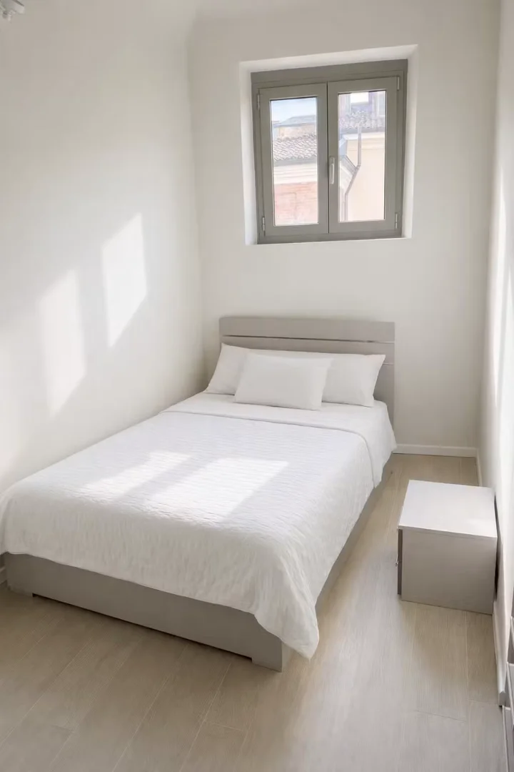 Habitación estudiantil luminosa y aireada con fácil acceso a la universidad en