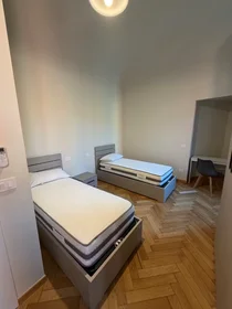 Stanza condivisa in Via Sopramuro, Centro Storico, immagine 4 di 10