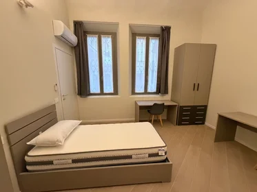 Stanza condivisa in Via Sopramuro, Centro Storico, immagine 4 di 10