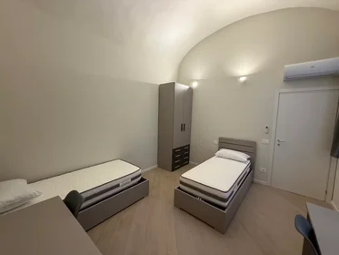 Stanza condivisa in Via Sopramuro, Centro Storico, immagine 5 di 10