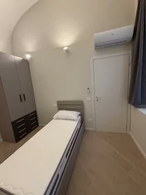 Stanza condivisa in Via Sopramuro, Centro Storico, immagine 8 di 10