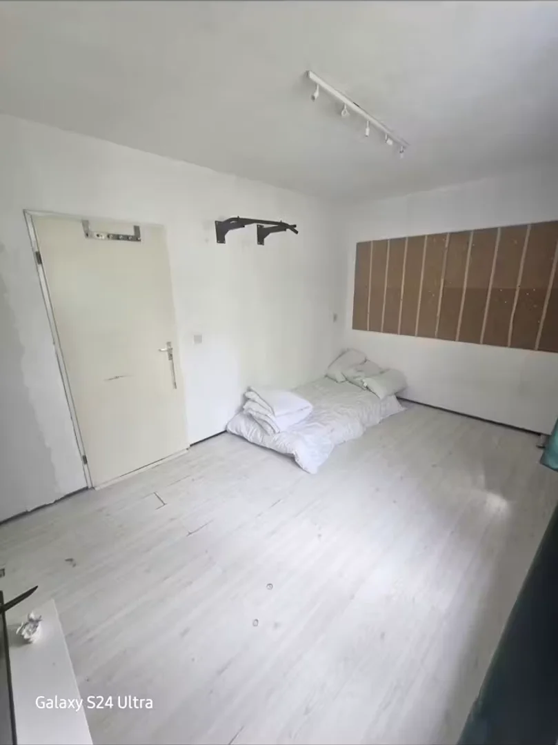Habitación estudiantil luminosa y aireada con fácil acceso a la universidad en