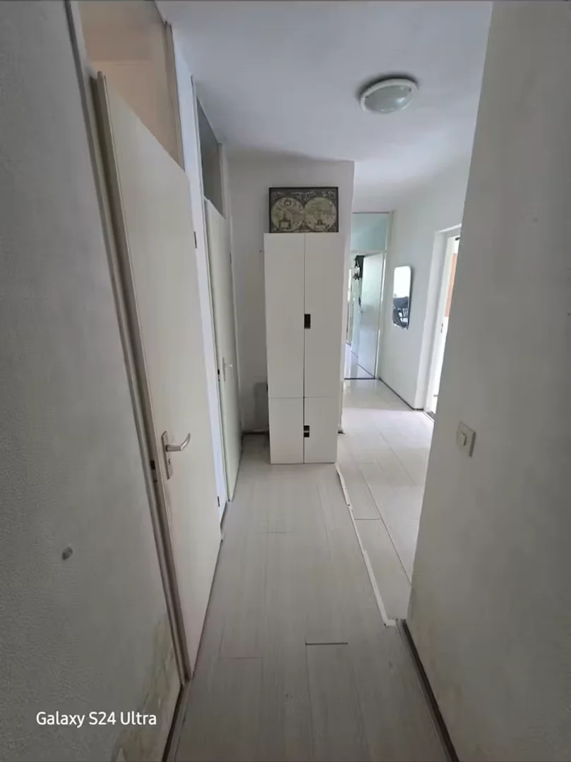 Habitación estudiantil funcional perfecta para estudiar en