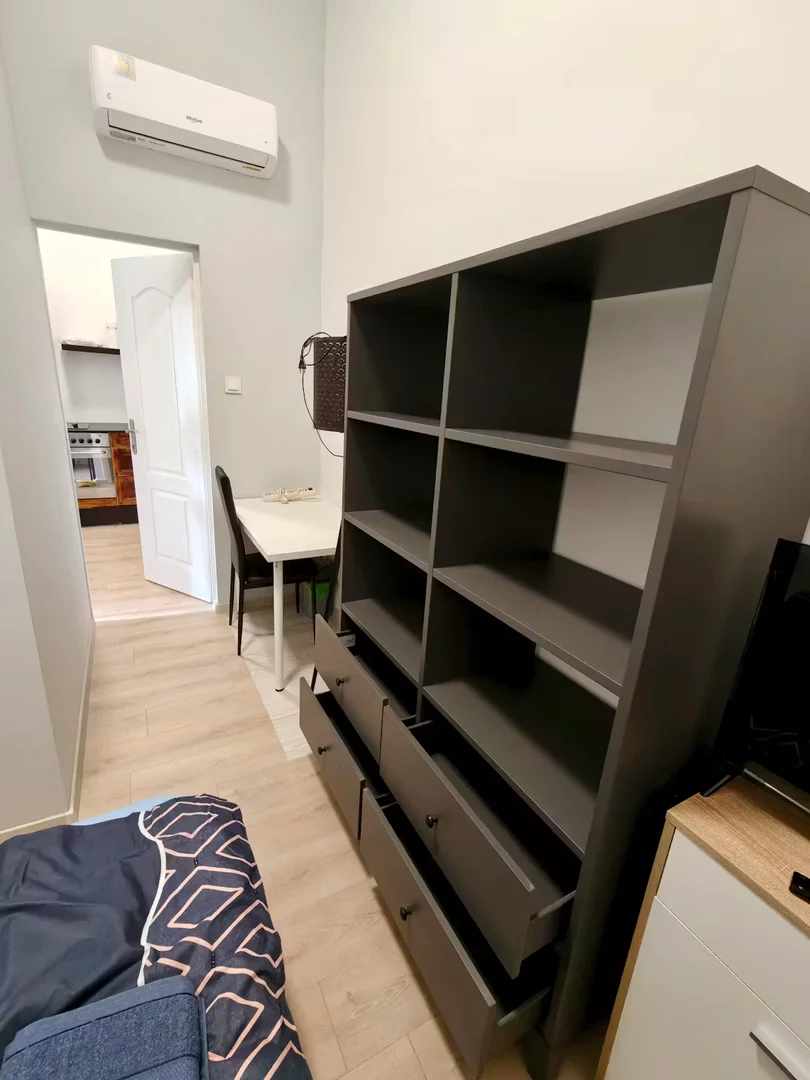 Quarto de estudante luminoso e arejado com acesso fácil à universidade em 
