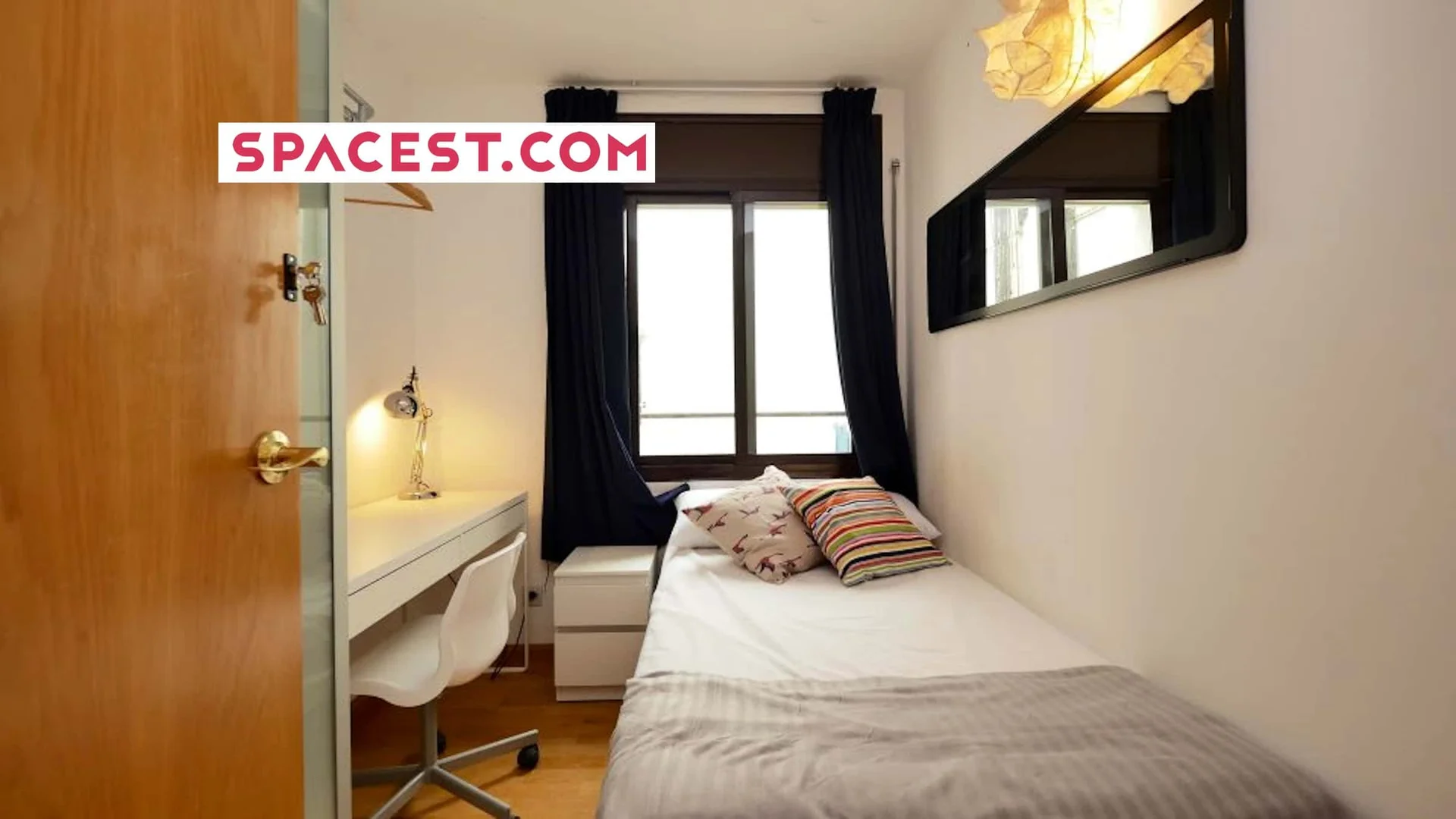Bright and airy student room with easy university access in 