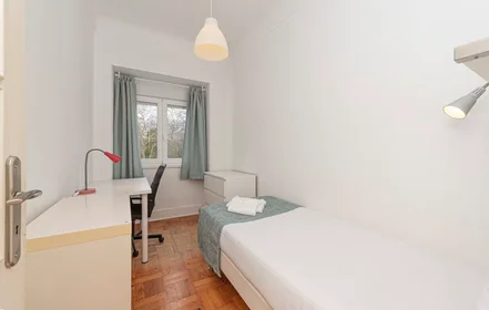 Chambre privée à Estrada das Laranjeiras, Lisbon, image 1 de 10