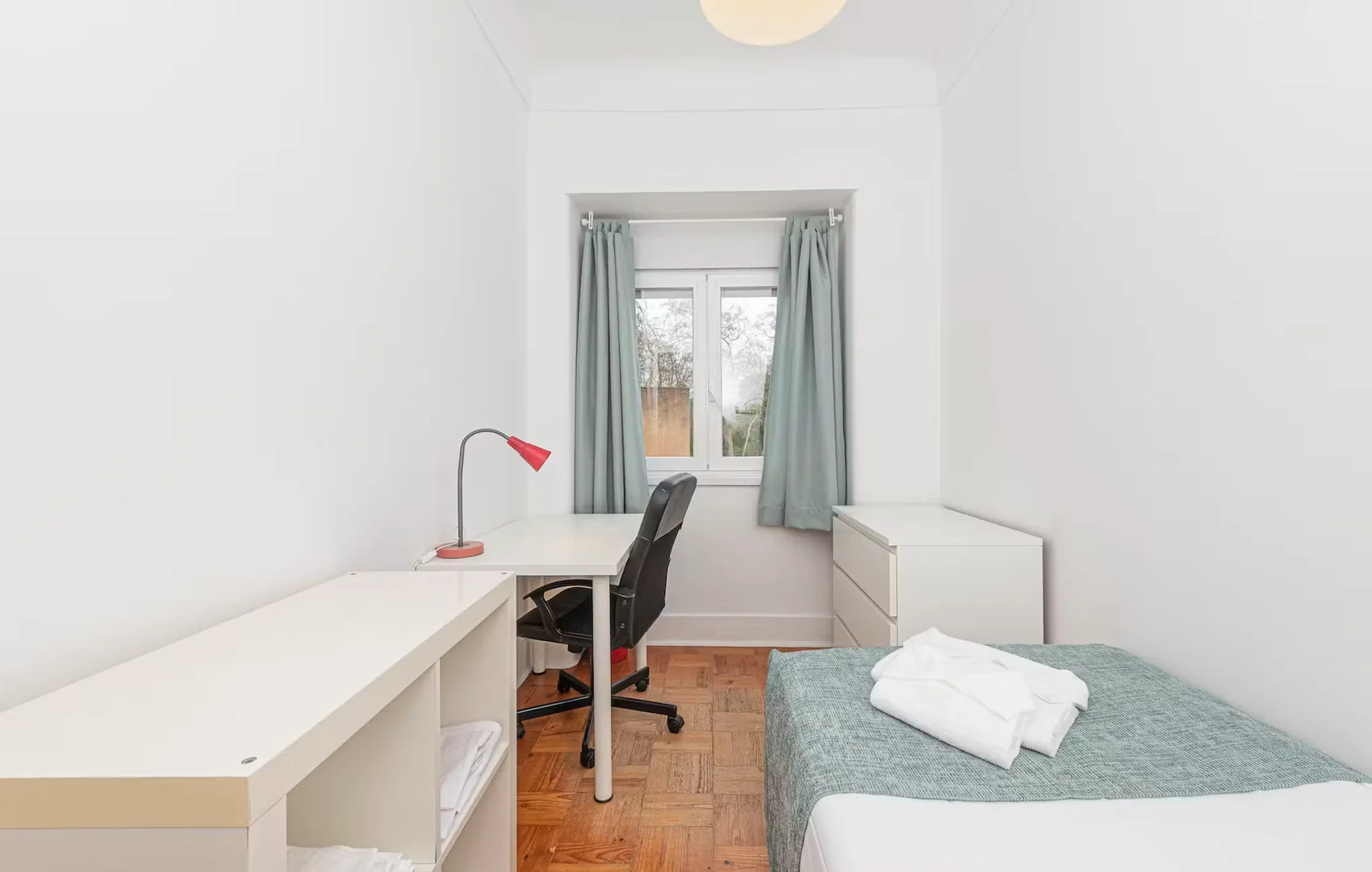 Chambre d'étudiant à  avec espace d'étude et installations communes