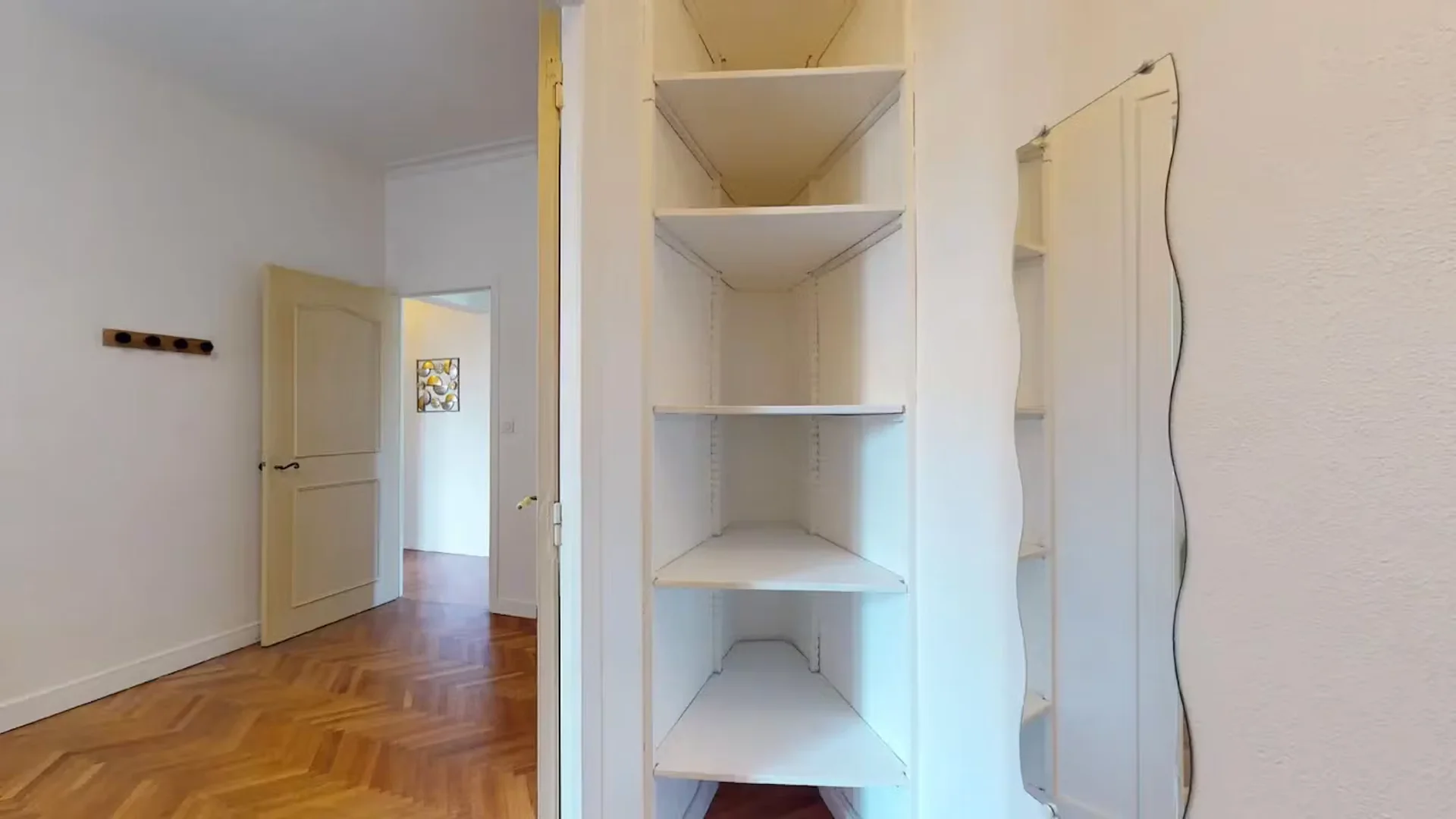 Functional student room perfect for studying in 