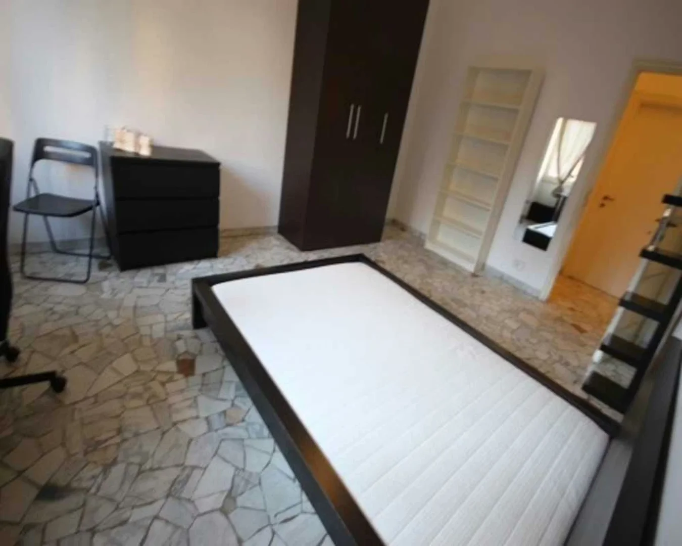 Quarto de estudante confortável e espaçoso em 