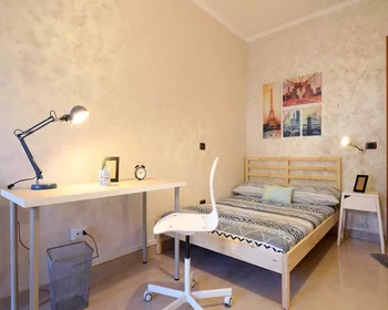 Quarto iluminado em {area}