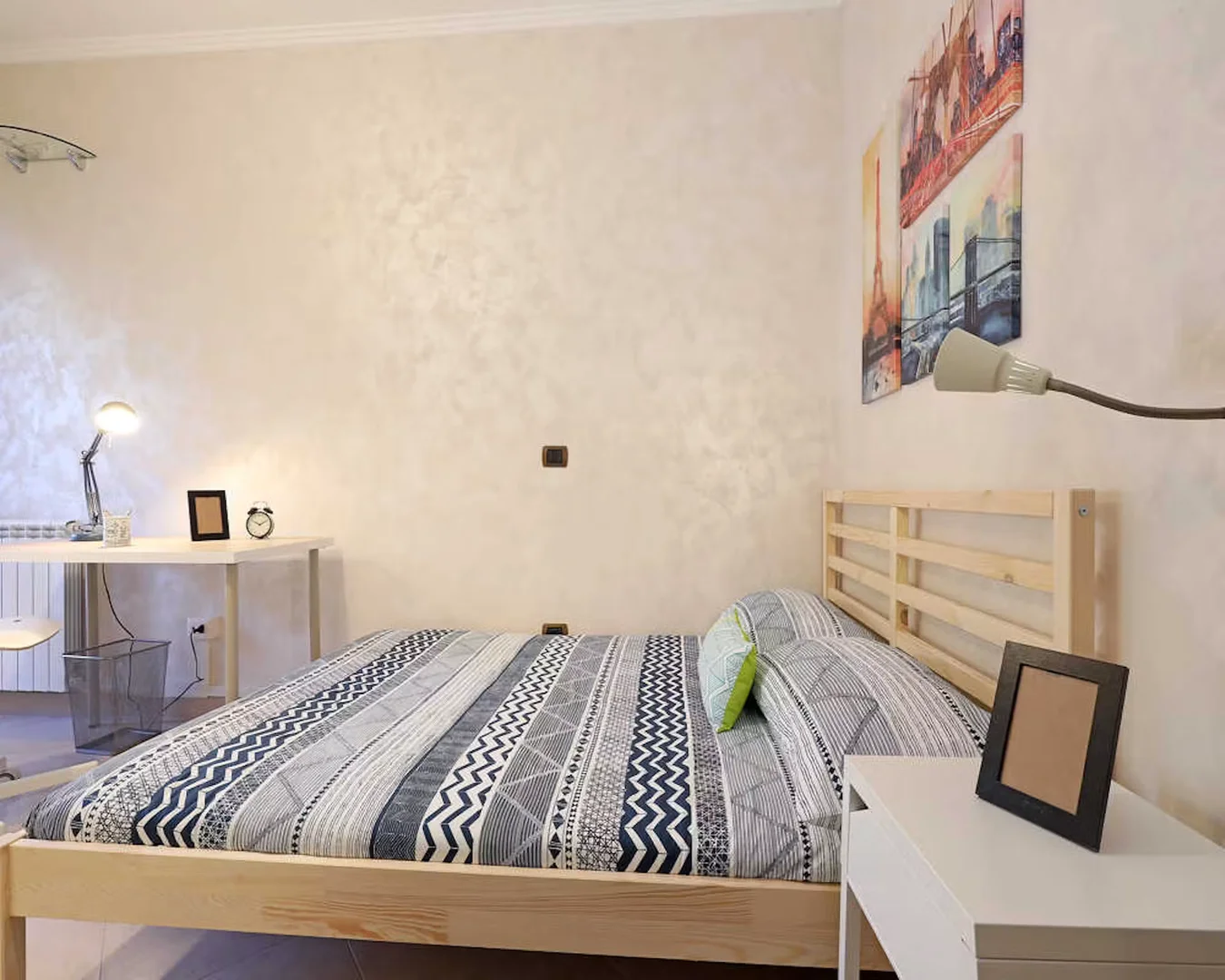 Quarto acessível para estudantes com iluminação ampla em 
