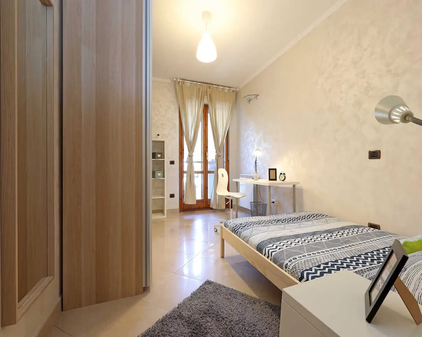 Quarto de estudante económico com localização conveniente em 