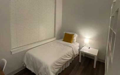 Habitación en alquiler con cama doble {area}