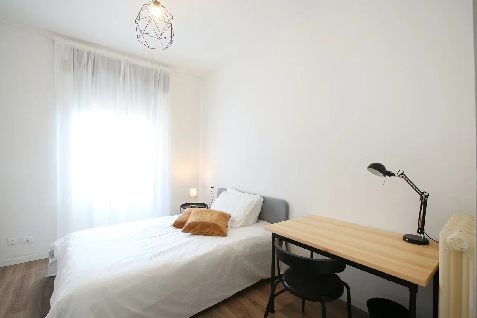 Quarto de estudante em  com área de estudo e instalações partilhadas
