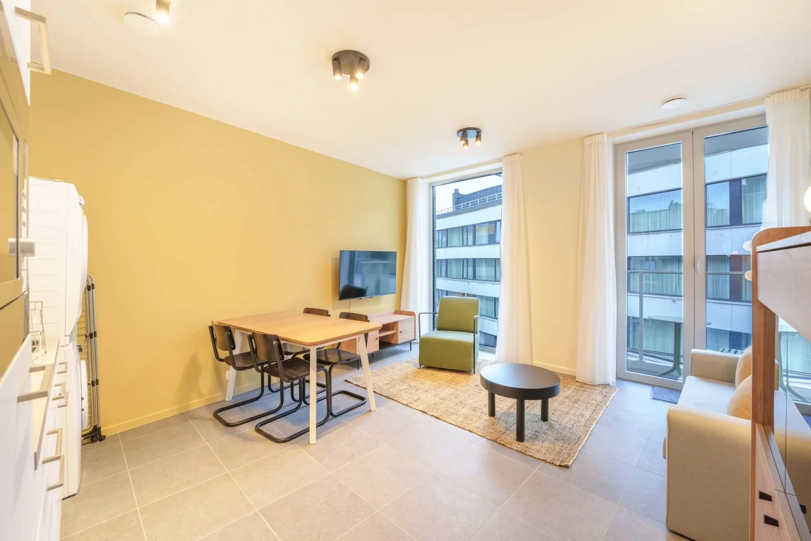 Habitación estudiantil luminosa y aireada con fácil acceso a la universidad en 