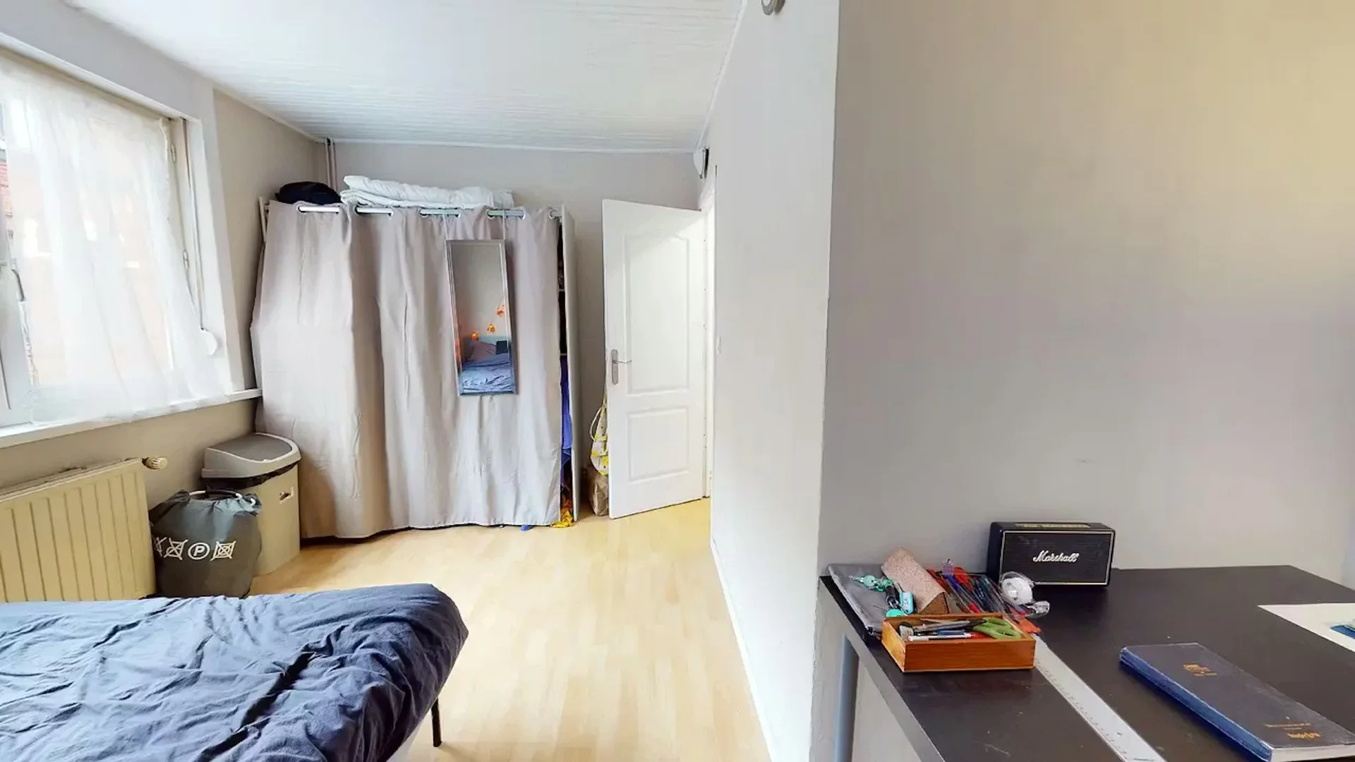 Quarto de estudante económico perto do campus em 