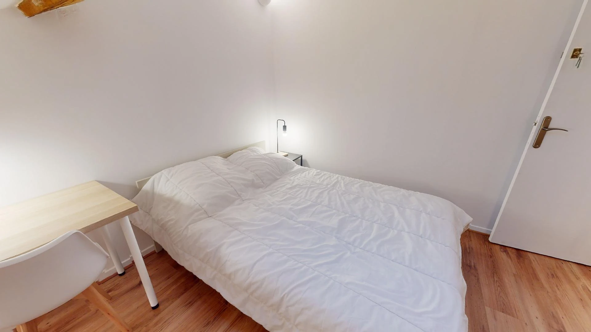 Student-friendly room in  with modern amenities