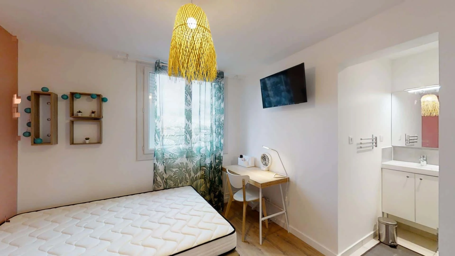 Quarto para alugar com cama de casal em Toulouse