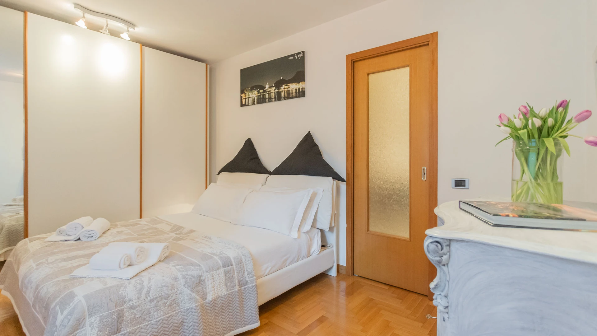 Two bedroom accommodation in Como